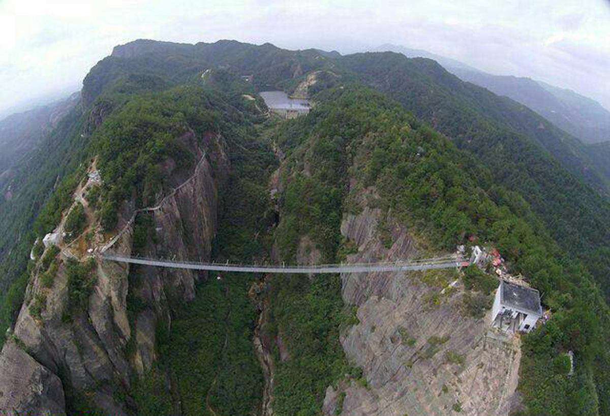 طولانی‌ترین و مرتفع‌ترین پل شیشه‌ای جهان در مرکز چین به روی بازدیدکنندگان گشوده شد.